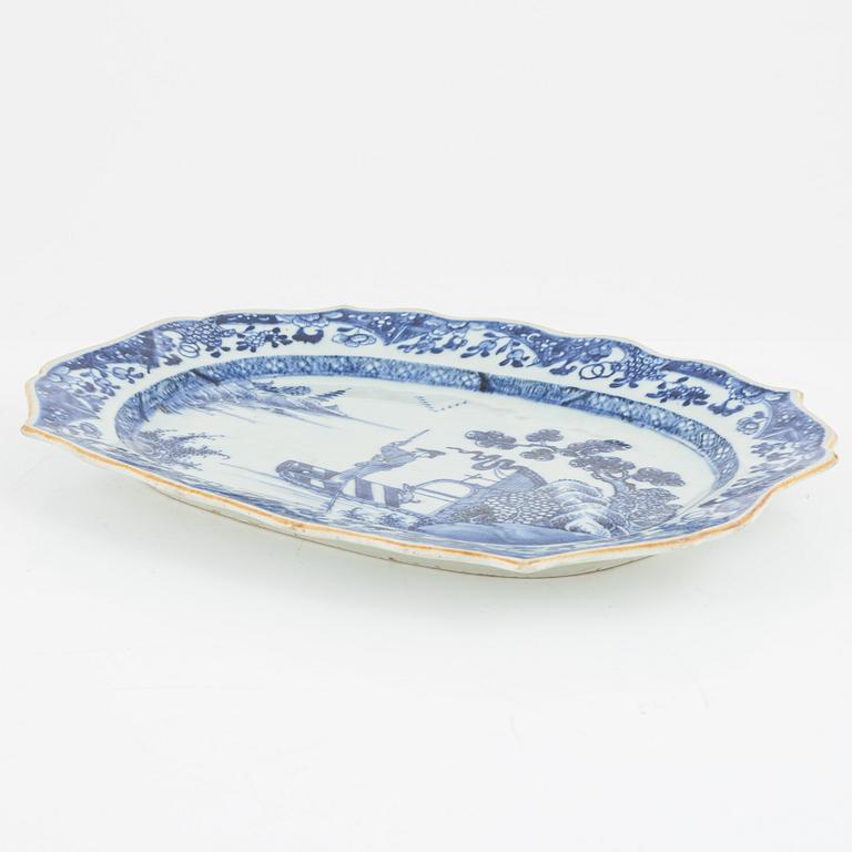 A blue and white Chinese porcelain charger, Qing Dynasty, Qianlong (1736-95).