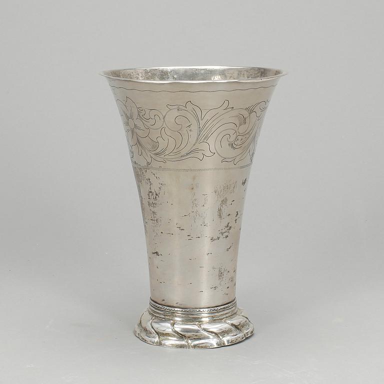 BÄGARE, silver, otydliga stämplar, 1700-tal. Vikt ca 302 gram.