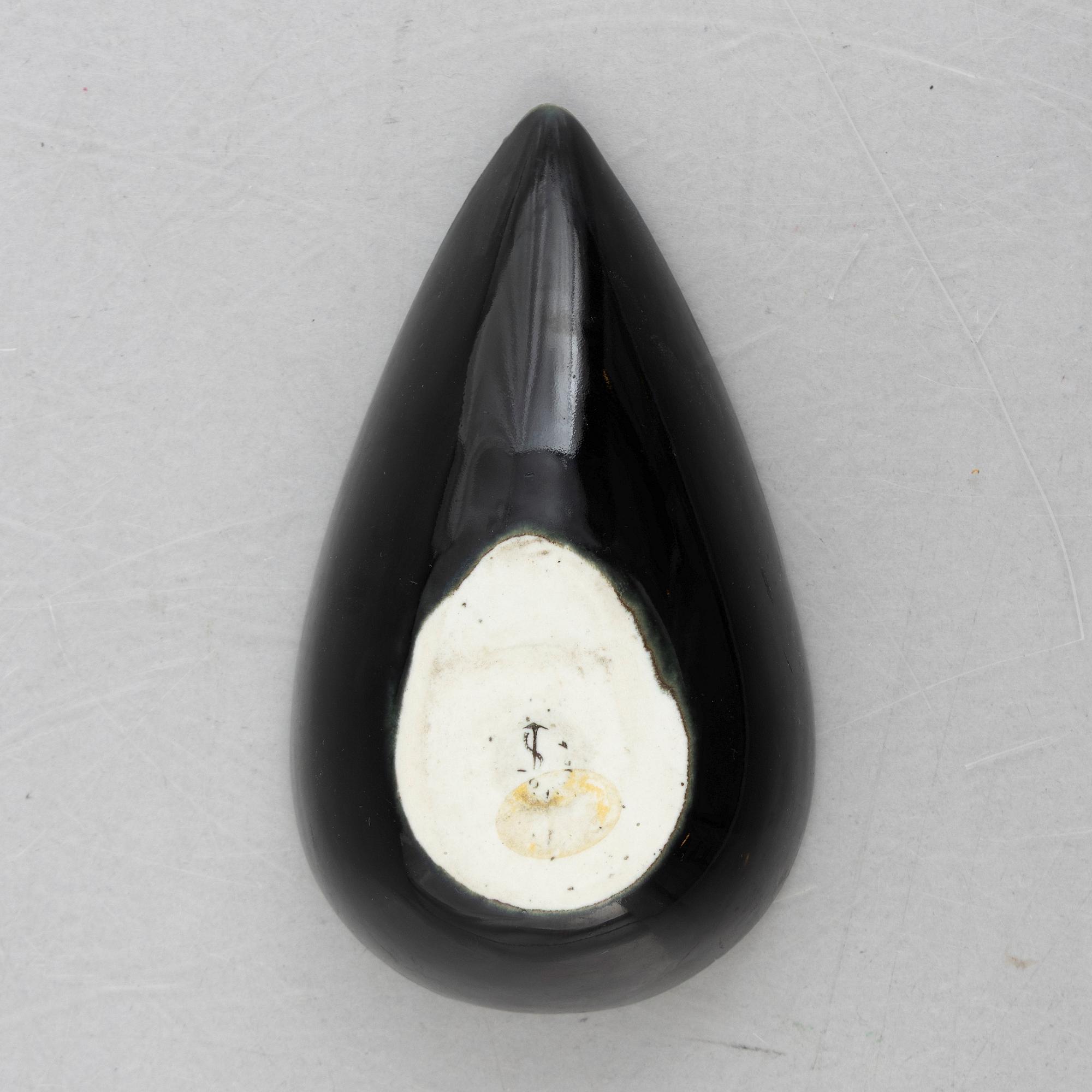 Lisa Larson, askfat och väggrelief ur serien "Harlekin" och ljusstake ur serien "Advent", Gustavsberg.