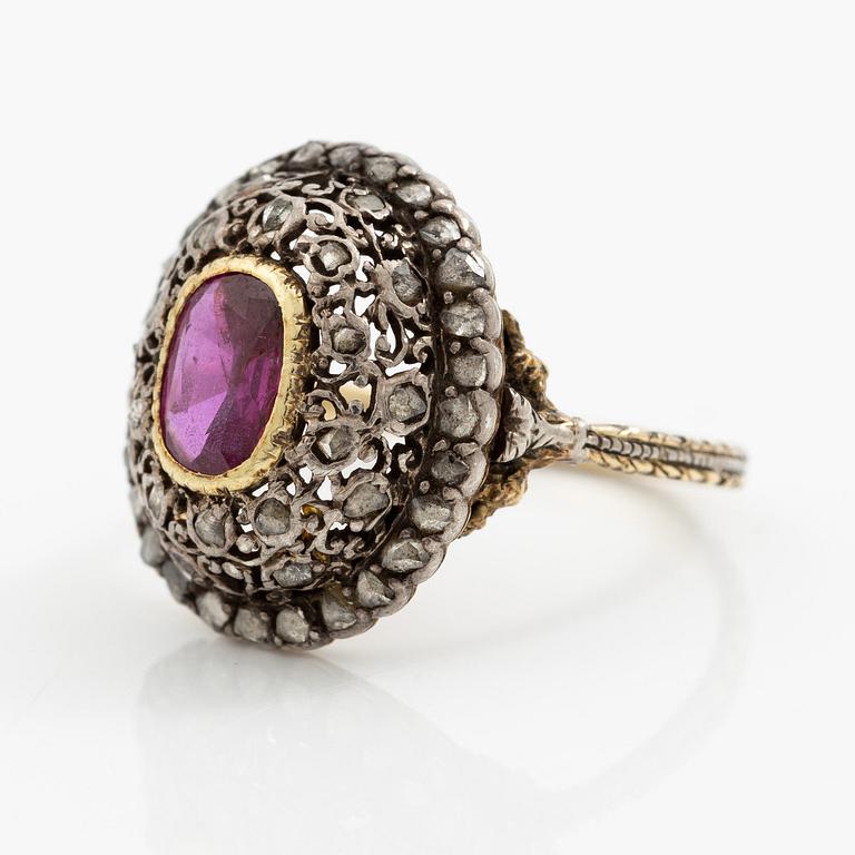 Buccellati ring 18K guld och silver med en fasettslipad rubin och rosenslipade diamanter.