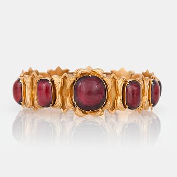 534. A cabochon-cut garnet bracelet.