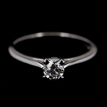 RING, vitguld 18K, briljantslipad diamant 0,35 ct. Vikt 3,8 g. Intyg.