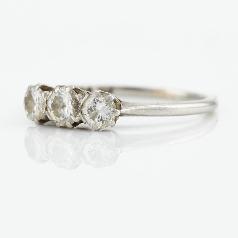 Ring, platina med tre briljantslipade diamanter.