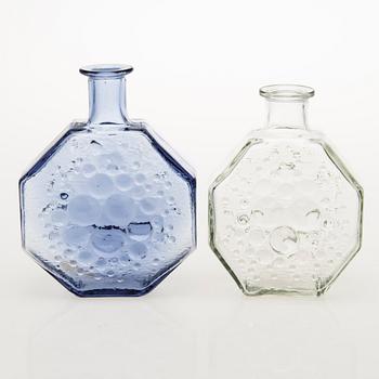 NANNY STILL 2 karaffer samt 2 dekorationsflaskor, Riihimäen Lasi Oy, 1960-tal.