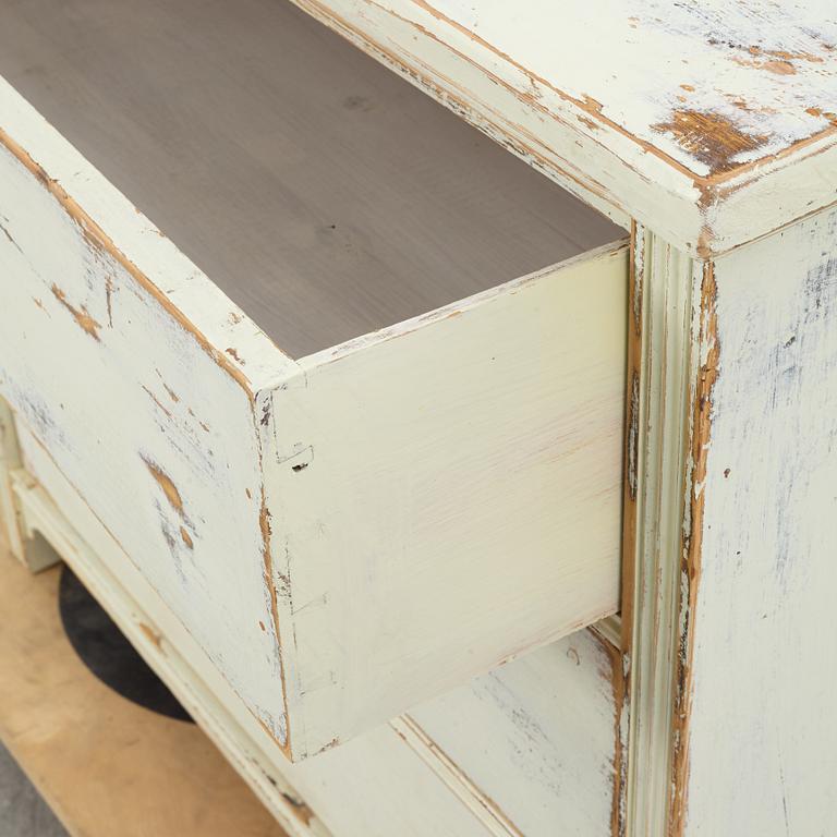 A chest of drawers, early 20th Century.