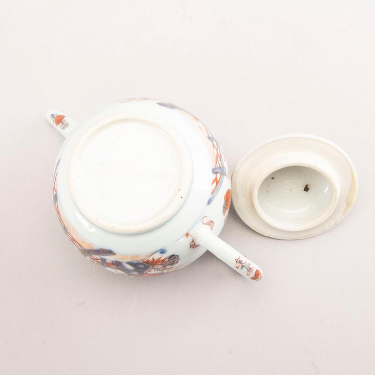 A Chinese Imari Qianlong porcelain teapot with cover.