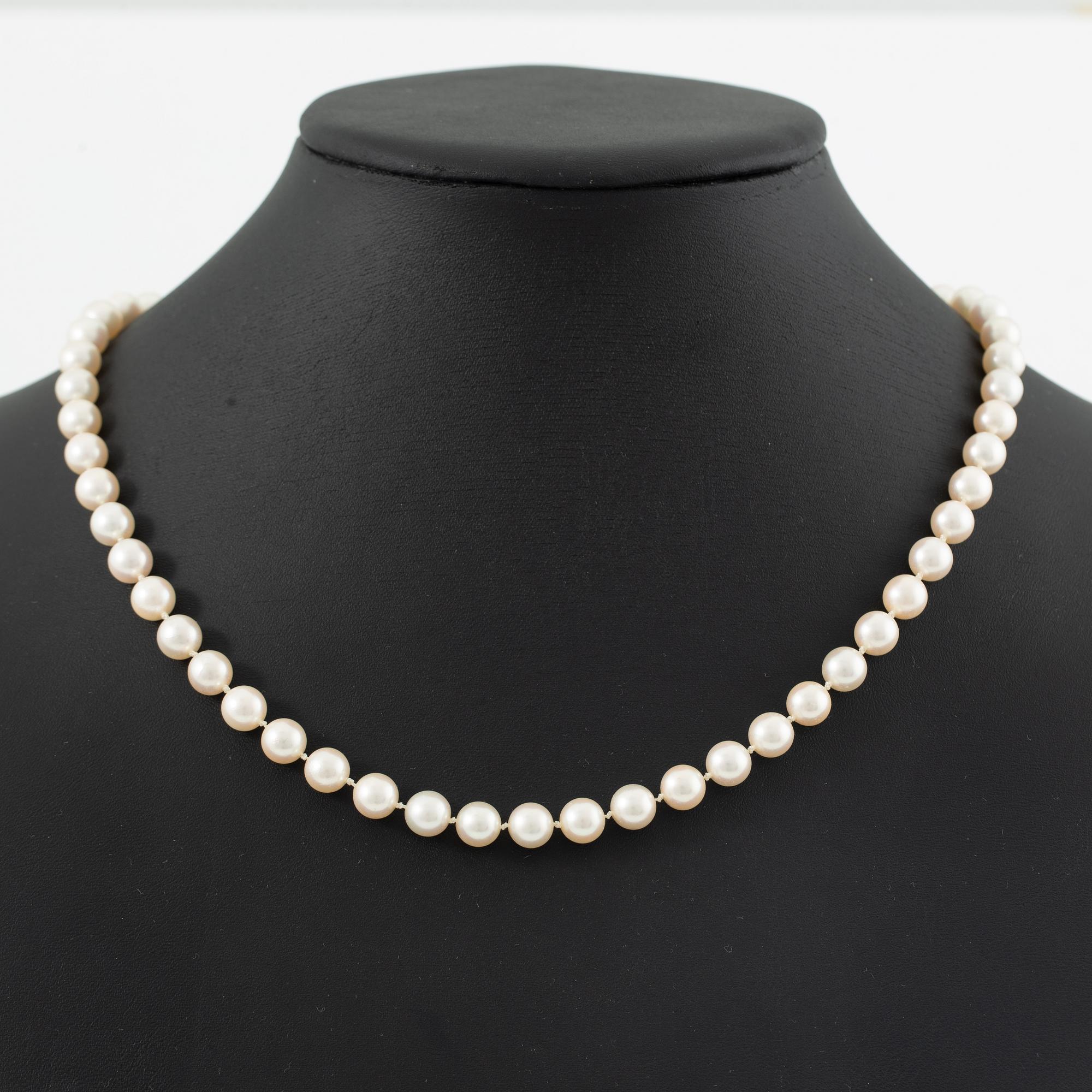 Necklace of cultured pearls, clasp 18K gold with round brilliant-cut diamonds.
