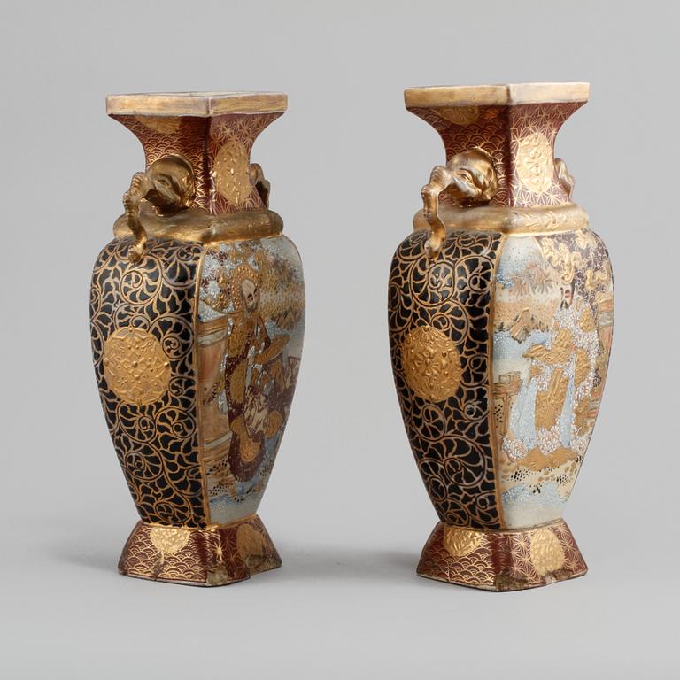 VASER, ett par, porslin, Satsuma, Japan, 1800-tal.