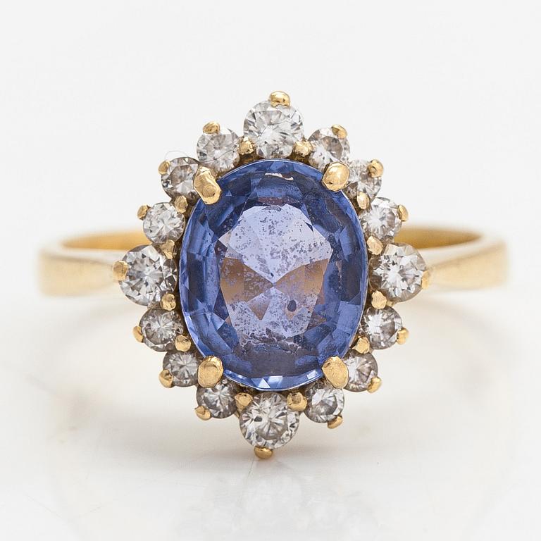 An 18K gold ring with a bluepurple sapphire and brilliant-cut diamonds approx. 0.38 ct in total.