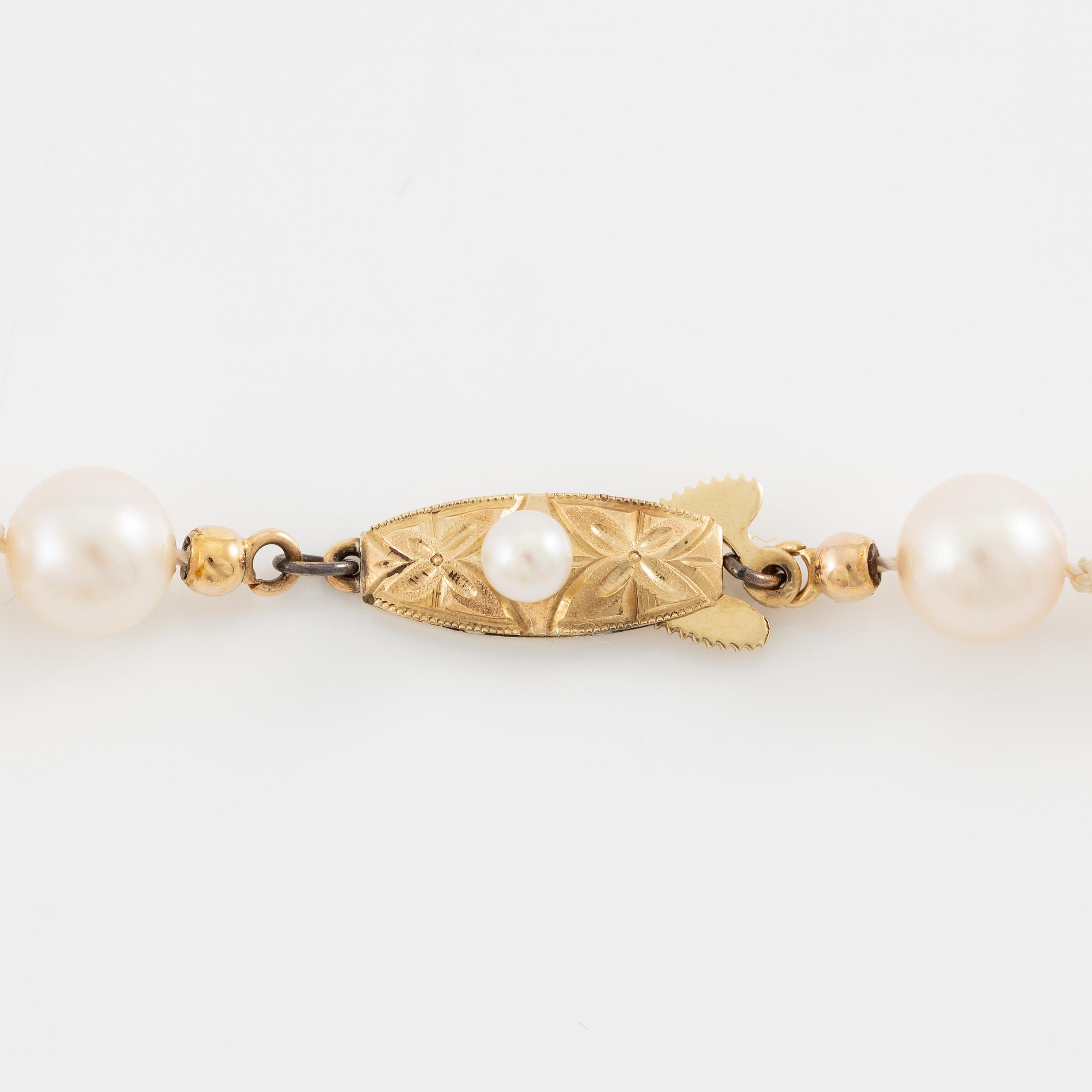 Pearl necklace, with cultured pearls, with a clasp in 14K gold.
