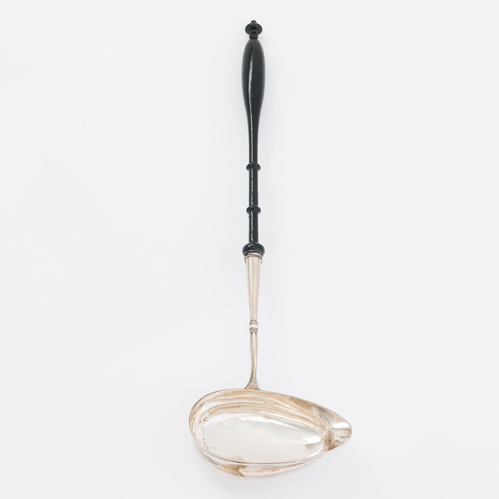 Wilhelm Fahlström, soppslev, silver, Helsingfors 1818-28 och Hjalmar Fagerroos' sockerskål, silver, Helsingfors 1909.