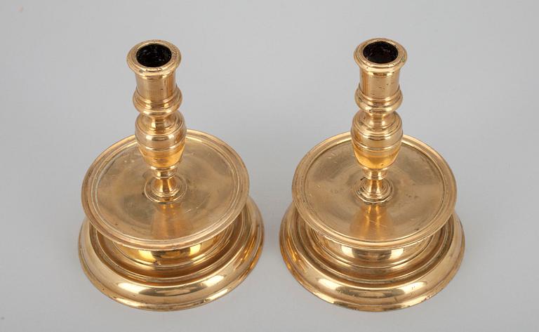 LJUSSTAKAKAR, ett par, mässing, barockstil, möjligen Flandern 1800-tal.