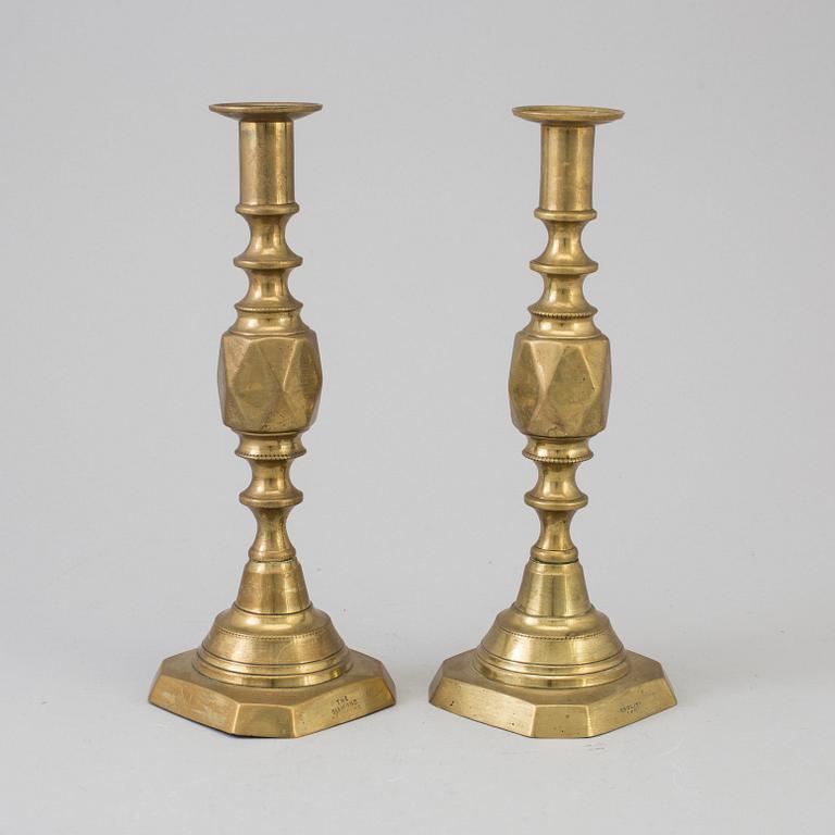 A PAIR OF ENGLISH 19TH CENTURY BRONZE CANDLSTICKS.