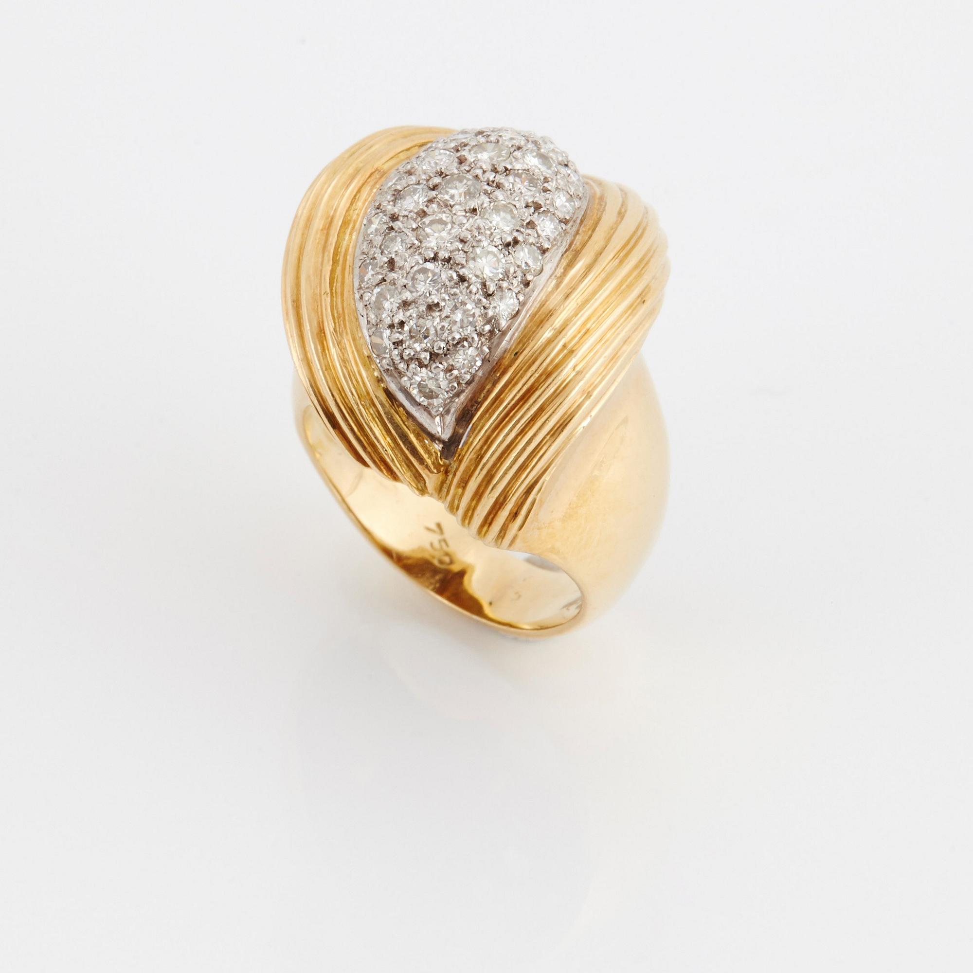 Ring 18K guld med runda briljantslipade diamanter.