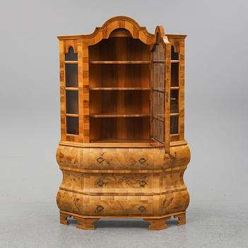 A first half of the 20th Century late Baroque style vitrine cabinet.