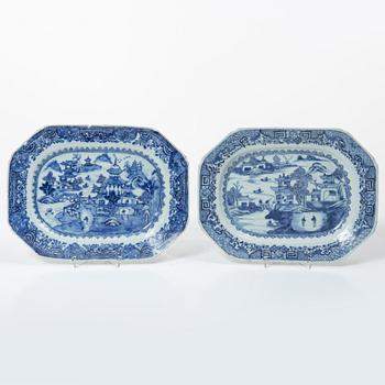 A group of five Chinese blue and white porcelain serving dishes, Qing dynasty, 18th century and around 1800.