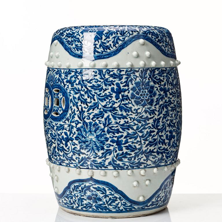 A blue and white garden seat, Qing dynasty, 19th Century.