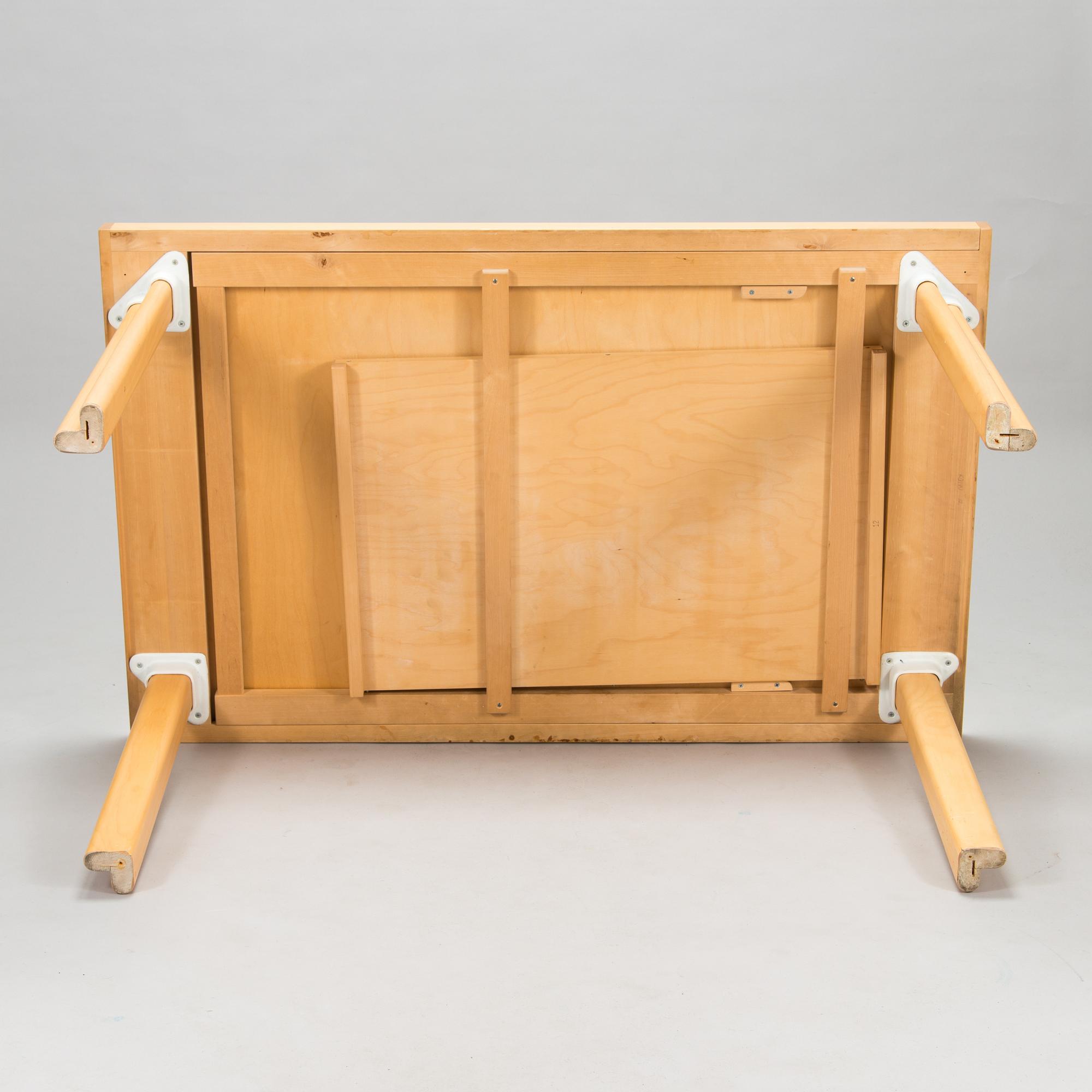 Alvar Aalto, a late 20th century 'H97' dining table for Artek.