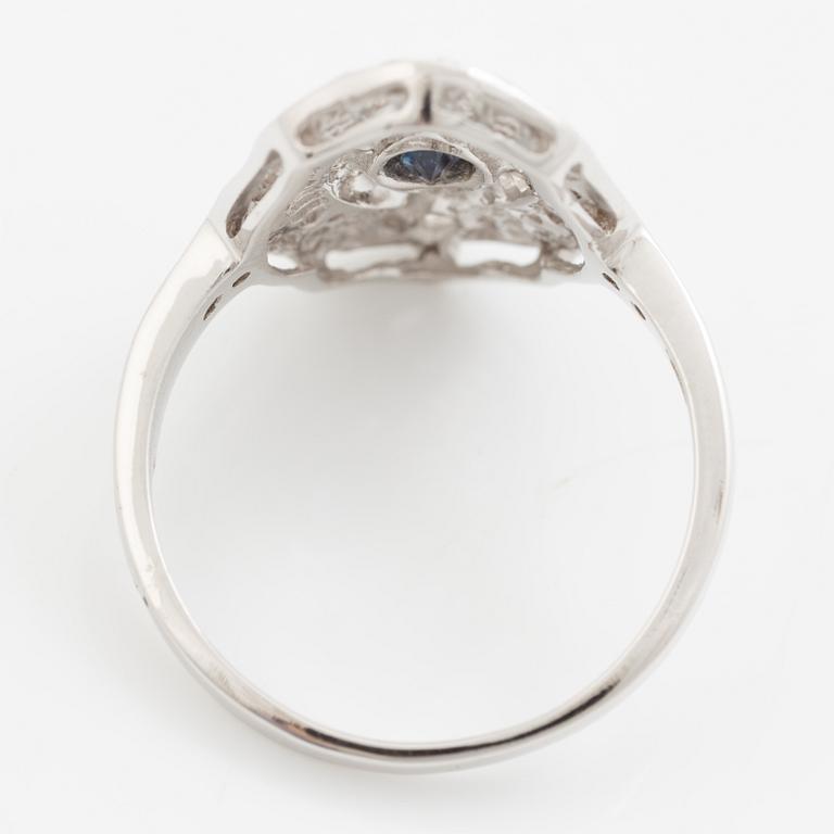 Ring, 18K vitguld med safir och små diamanter, genombruten dekor.
