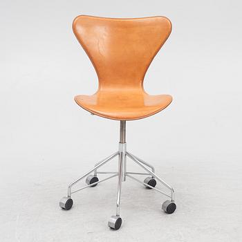 Arne Jacobsen, a 'Series 7' desk chair, Fritz Hansen, Denmark, 2006.