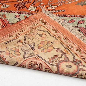 A carpet, Heriz pattern, circa 418 x 326 cm.