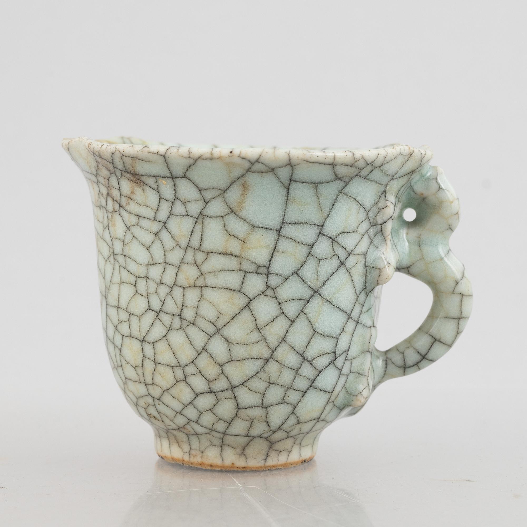 A Chinese ge glazed stoneware cup with dragon, Qing dynasty, 18th century.