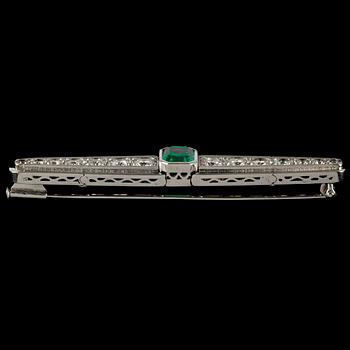 An emerald and brilliant cut diamond brooch, tot. app. 1.30 cts.