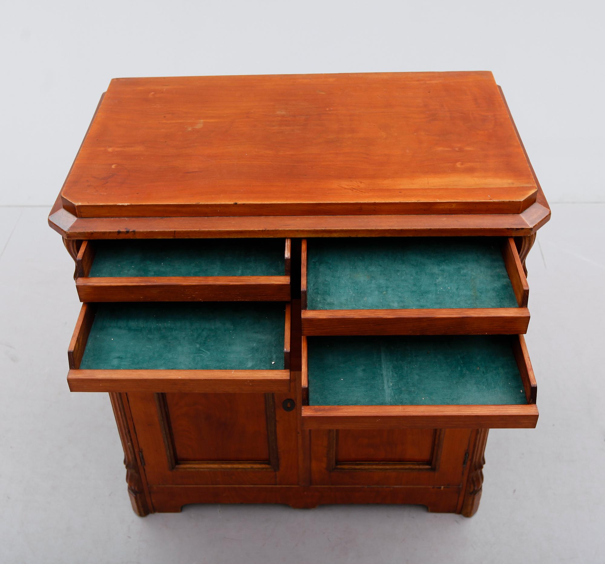 KOMMOD, omkring år 1900.