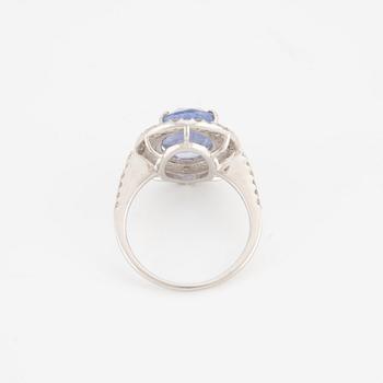 Ring, platinum with sapphire and brilliant-cut diamonds.