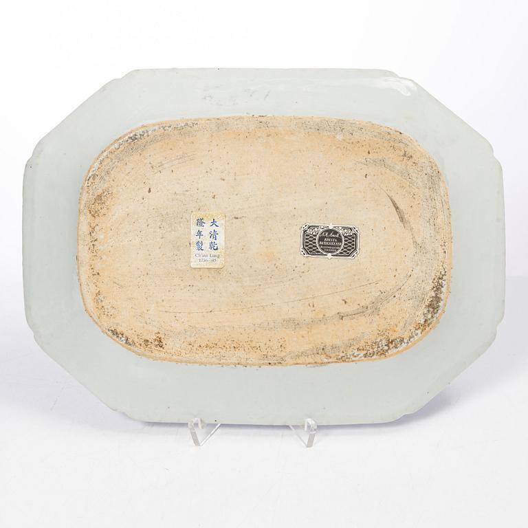 A Chinese blue and white porcelain tureen with cover and a serving dish, Qing dynasty, Qianlong and Jiaqing.