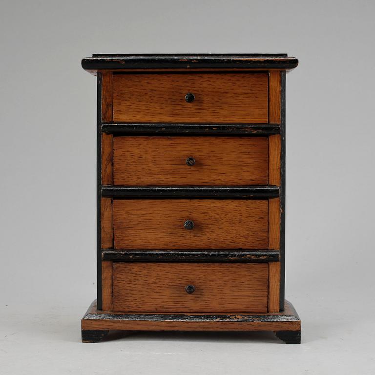 MINIATYRBYRÅ, 1800/1900-tal.