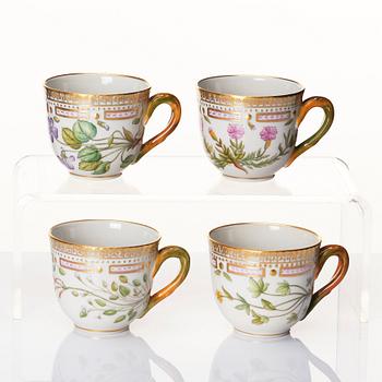 Koppar med fat, nio stycken, porslin. Royal Copenhagen, "Flora Danica", Danmark, 1900-tal.