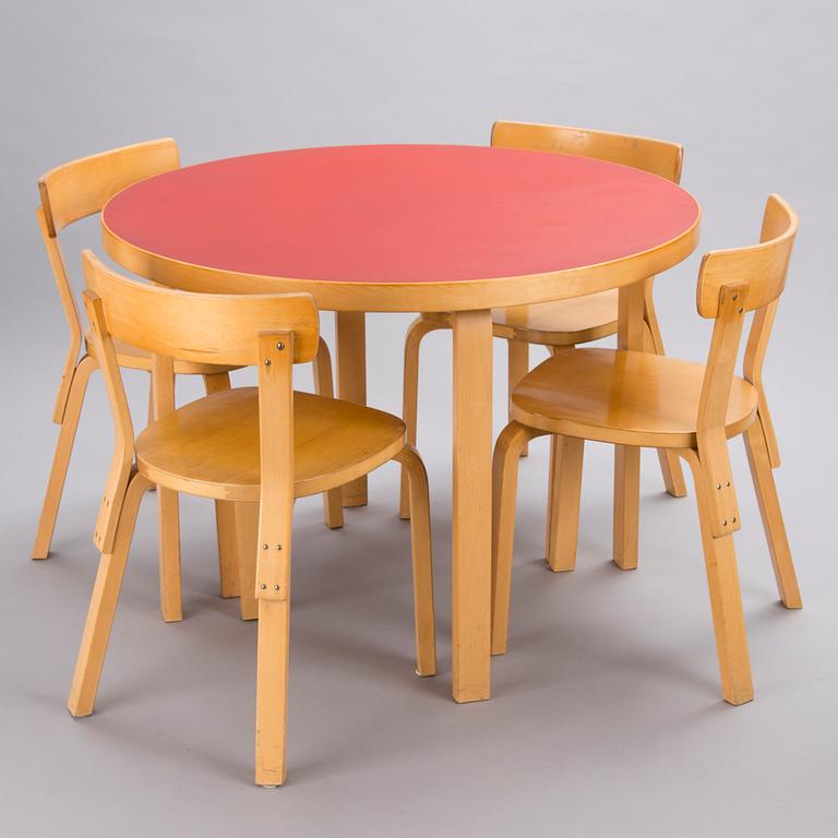 A mid 20th century table with four '69' chairs for Artek.