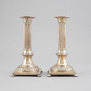 Silver candelsticks.