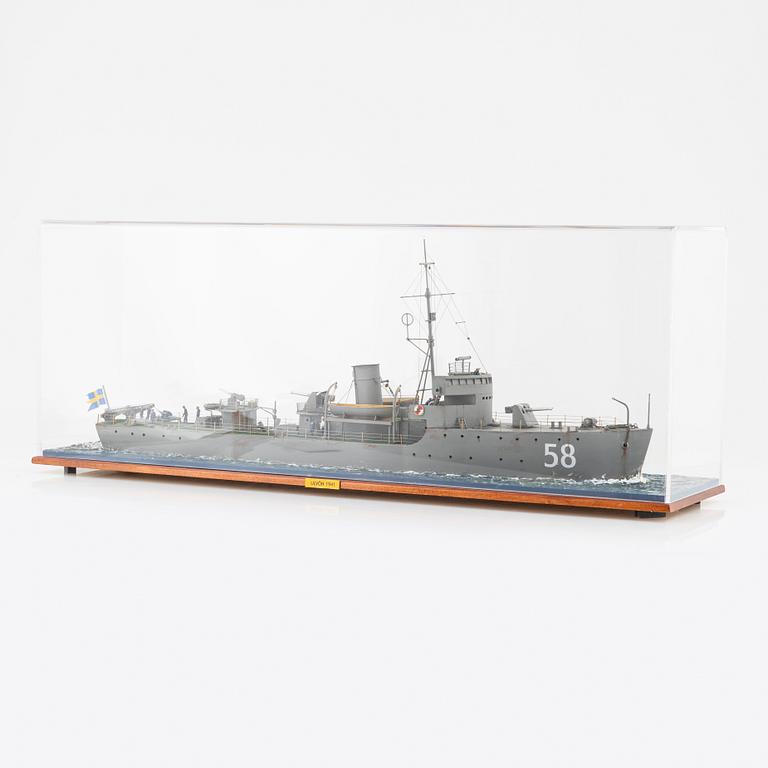 A wooden scalemodel of the Swedish minesweeper 'HMS Ulvön', built by Ingvar Lyckhammar.