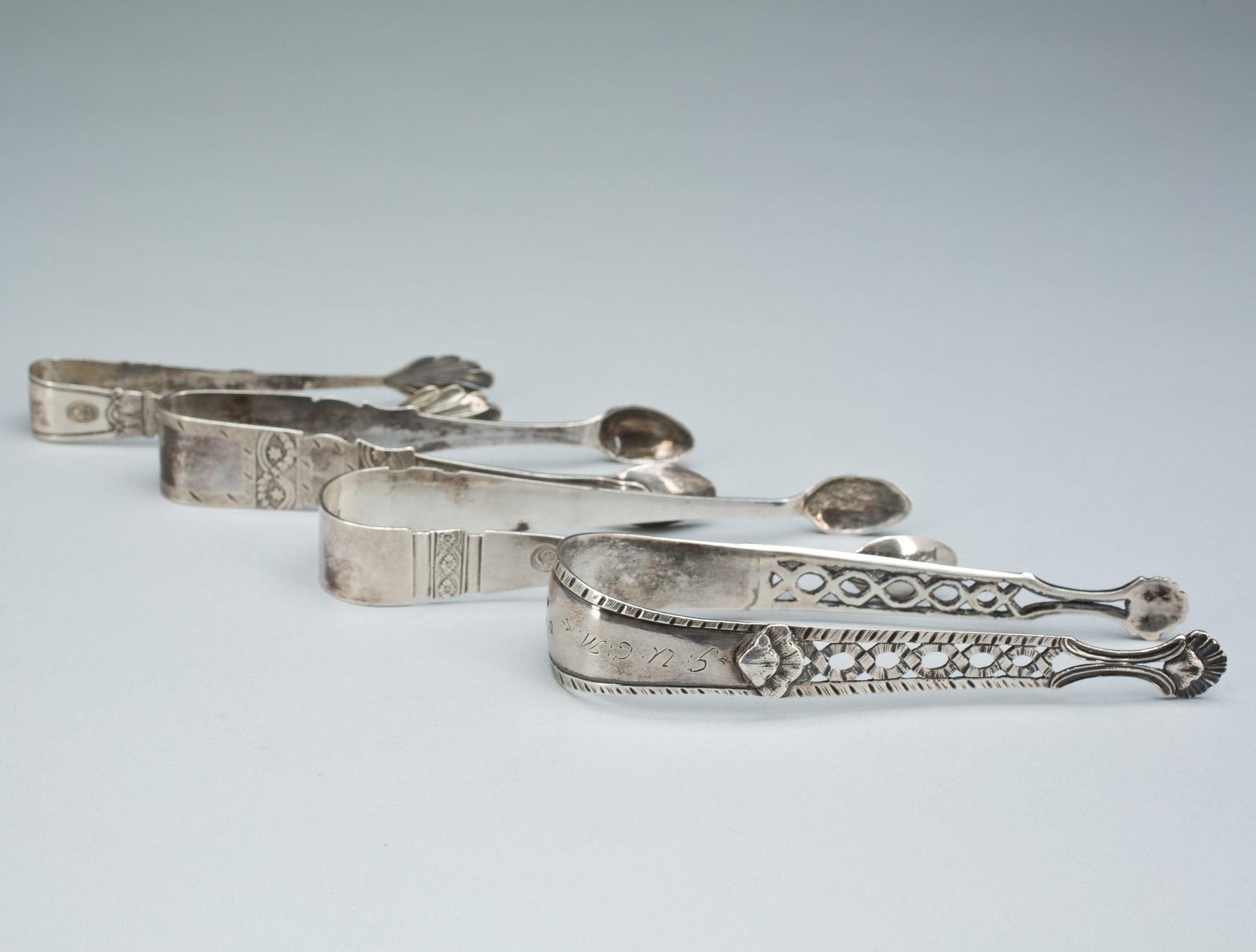 PARTI, silver, 7 delar. Bl.a 2 sockertänger från 1700 talets slut. Vikt ca 280 gr,