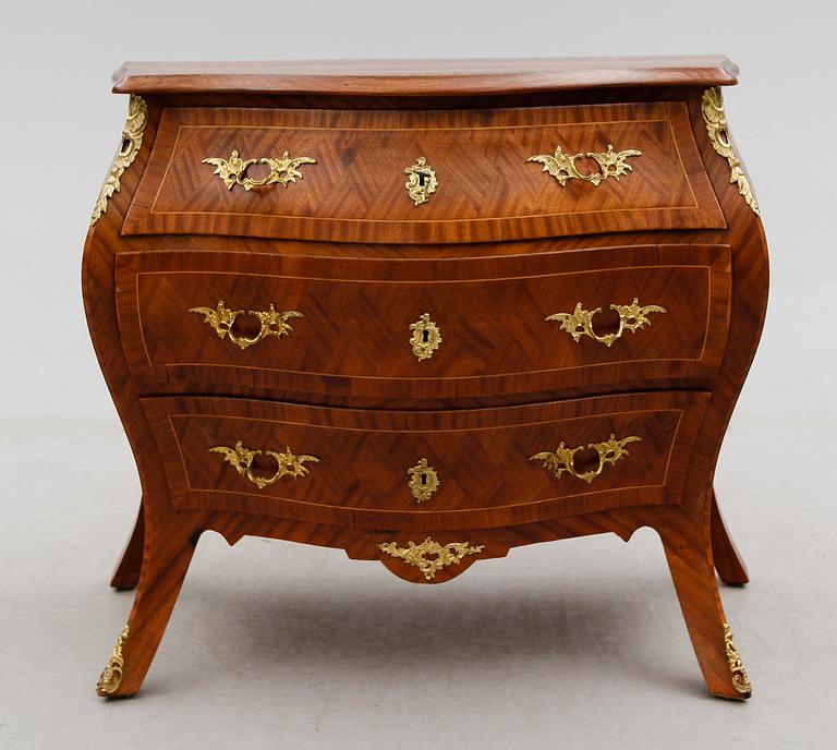 BYRÅ, rokokostil, 1900-talets första hälft.