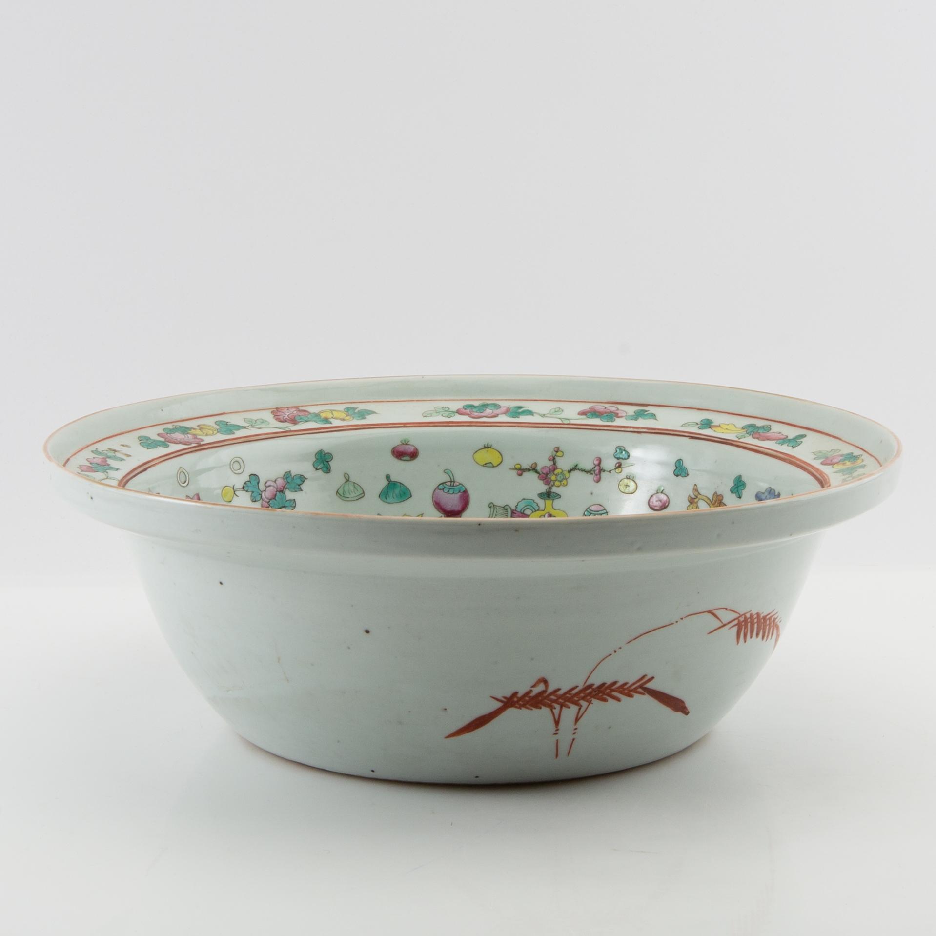 Wash basin China 20th century porcelain.