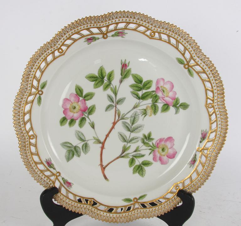 FAT, porslin, Royal Copenhagen "Flora Danica" s k Hausmalerei.