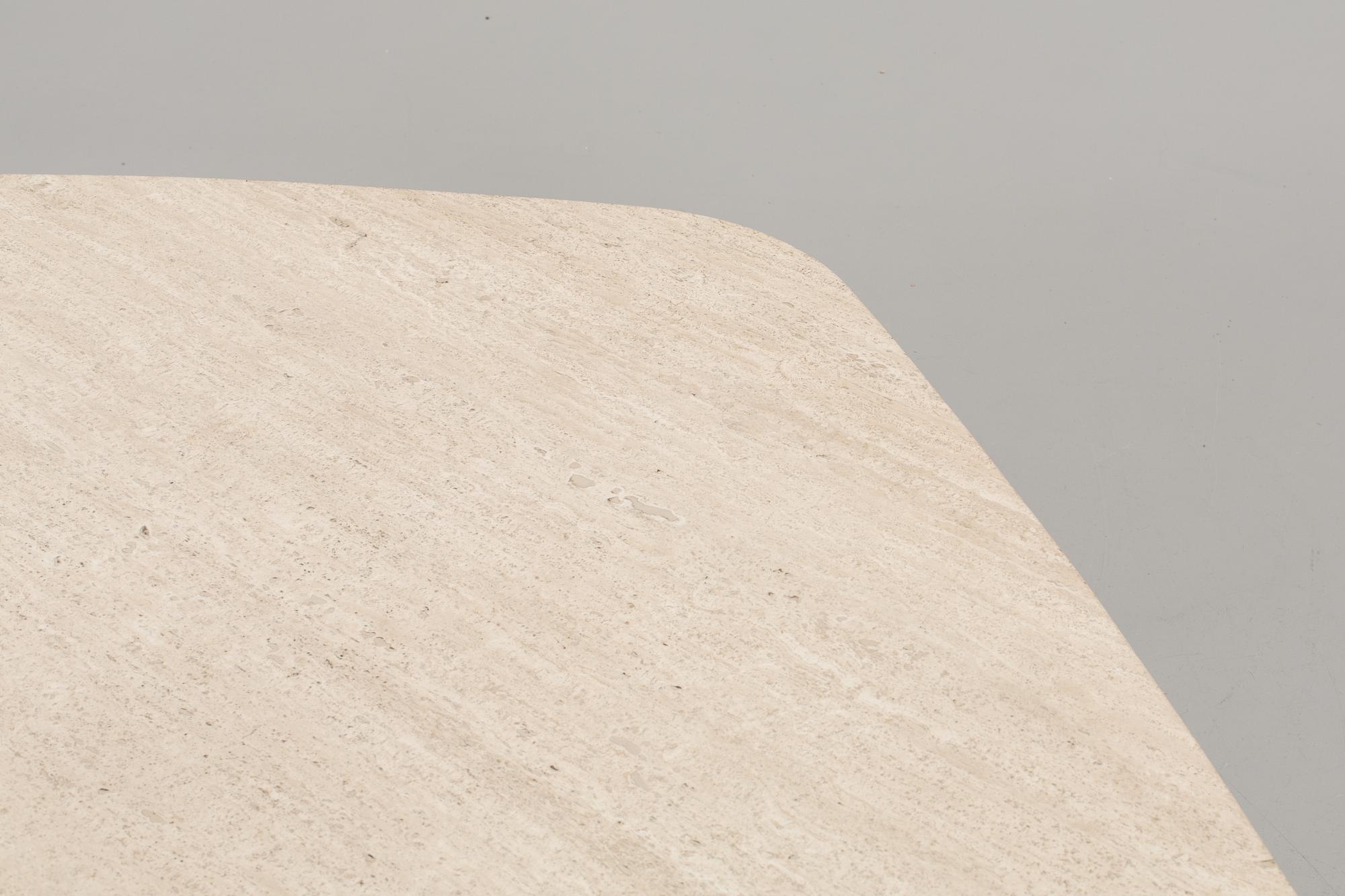 A MID 20TH CENTURY COFFEE TABLE.