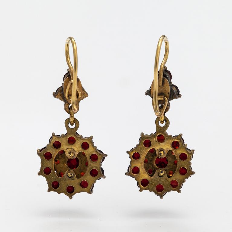 A ring, earrings and a necklace made of gilded silver and garnets.