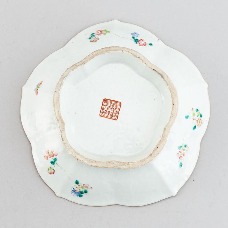 A famille rose footed dish, Qing dynasty, 19th century.