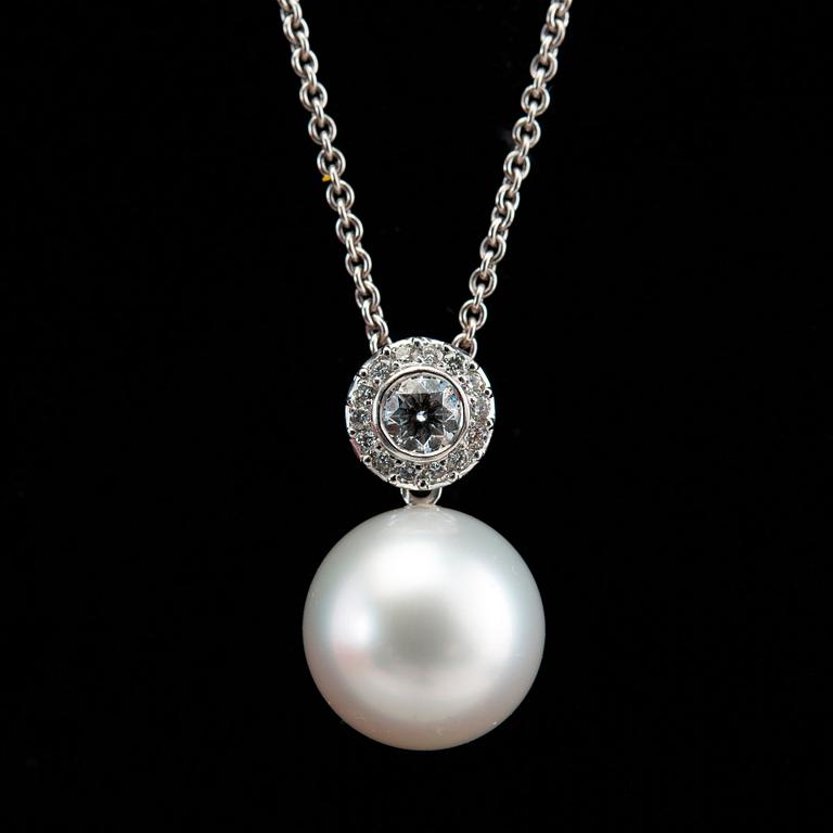 A PENDANT, Kim Wempe. South sea pearl 13 mm, brilliant cut diamonds c. 0.5 ct. 18K white gold. Chain 44 cm.