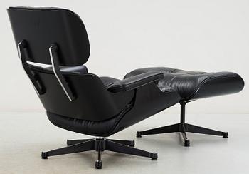 FÅTÖLJ med OTTOMAN, Charles & Ray Eames, "Lounge Chair", modellen formgiven 1956. Vitra/Herman Miller.