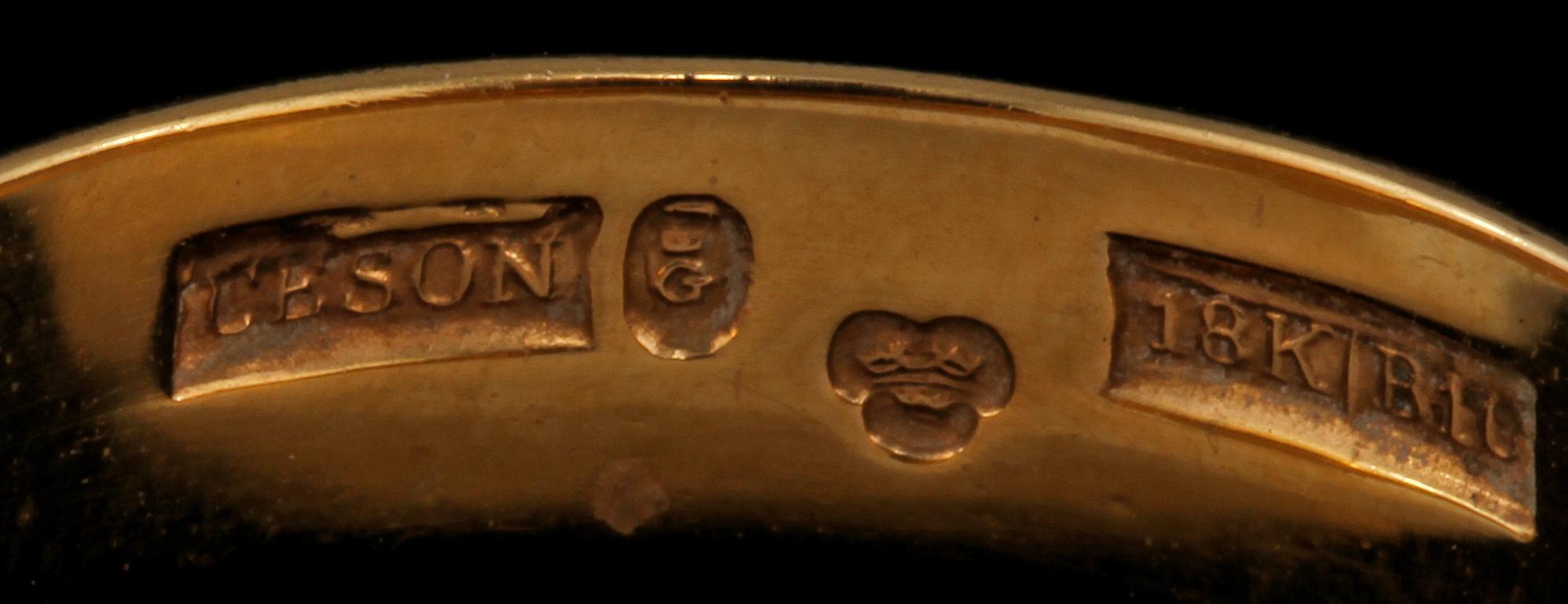RING, 18k guld och röd emalj, Viktoria orden, Ceson, Göteborg, 1976. Vikt 3 g.