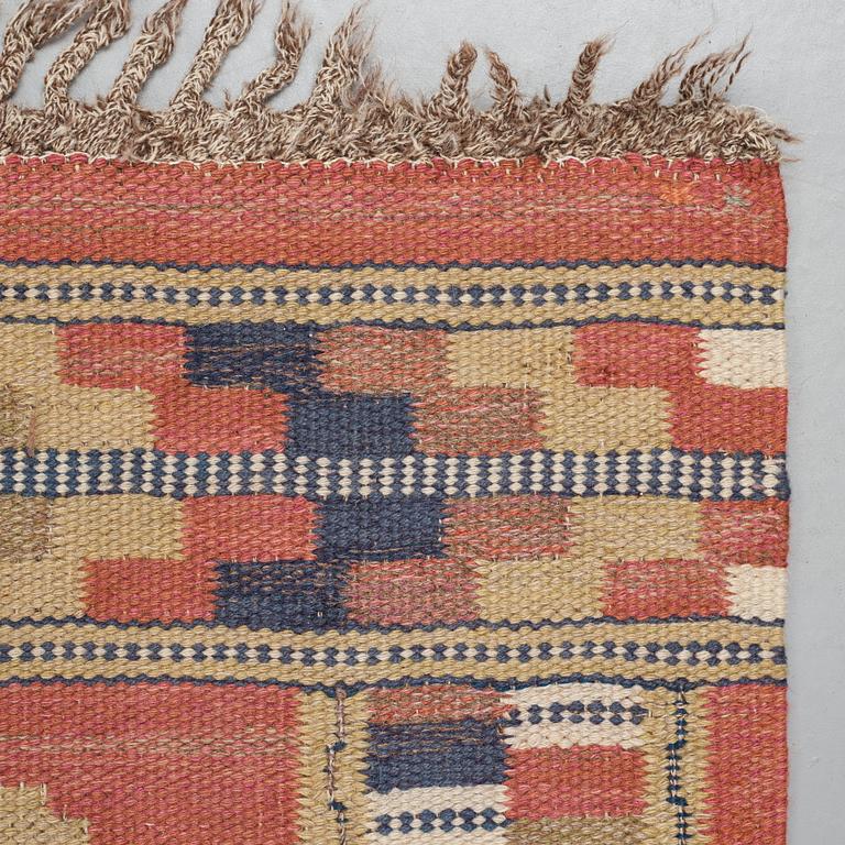 Märta Måås-Fjetterström, Matta, "Röda åttan", rölakan, ca 304-305,5 x 199,5-201 cm, signerad AB MMF.