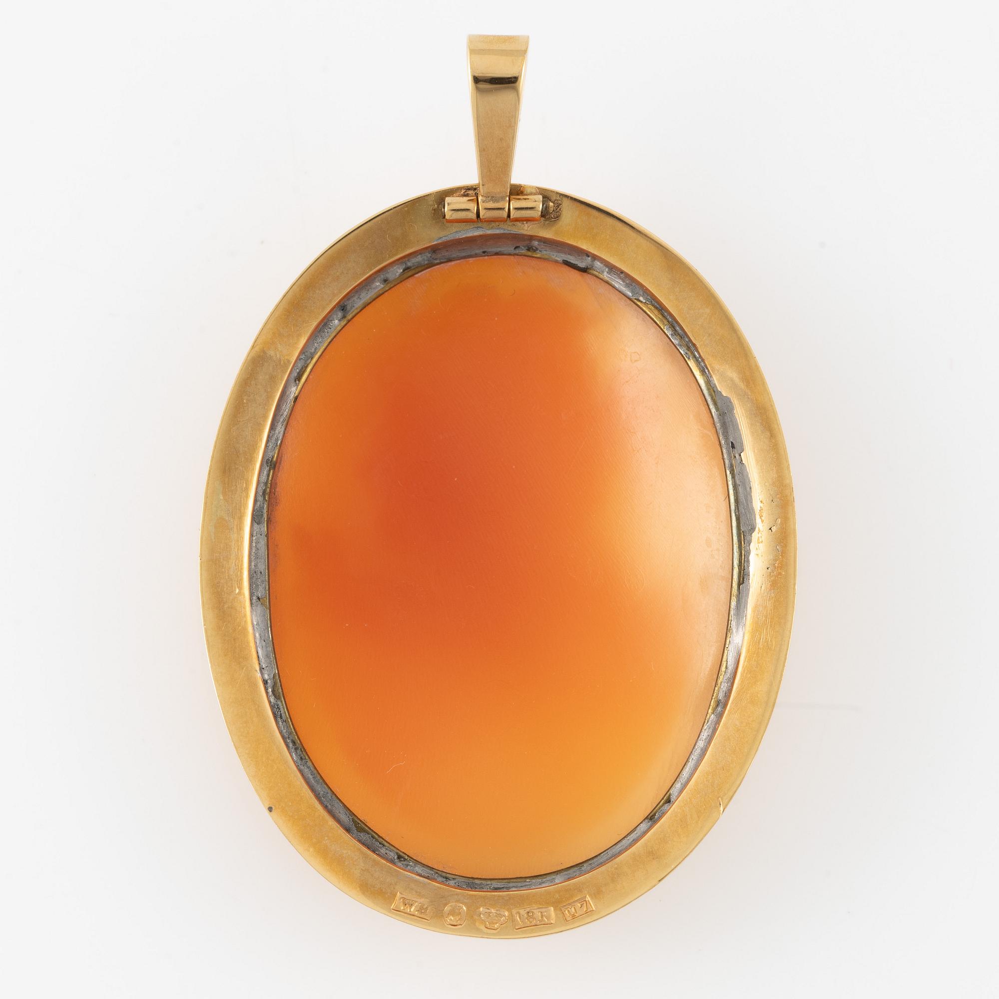 Pendant in 18K gold with shell cameo.