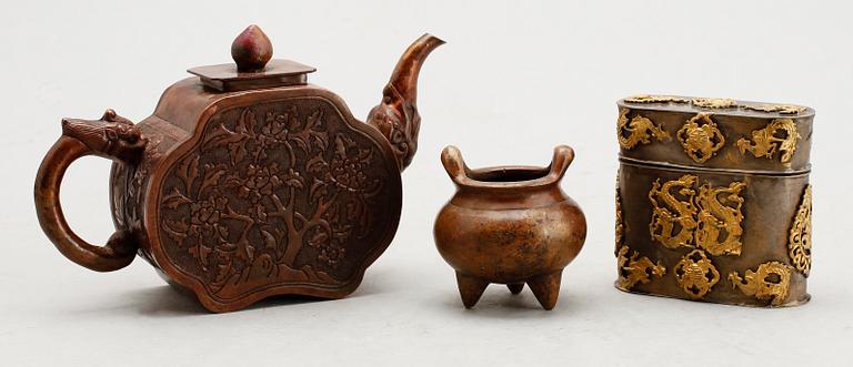 KINESISKA FÖREMÅL, 3 delar, metall och brons, 1900-/2000-tal.