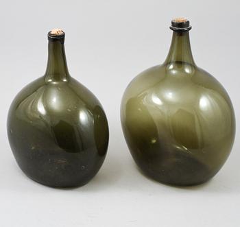 FLASKOR, 2 st, glas, 1700-/1800-tal.