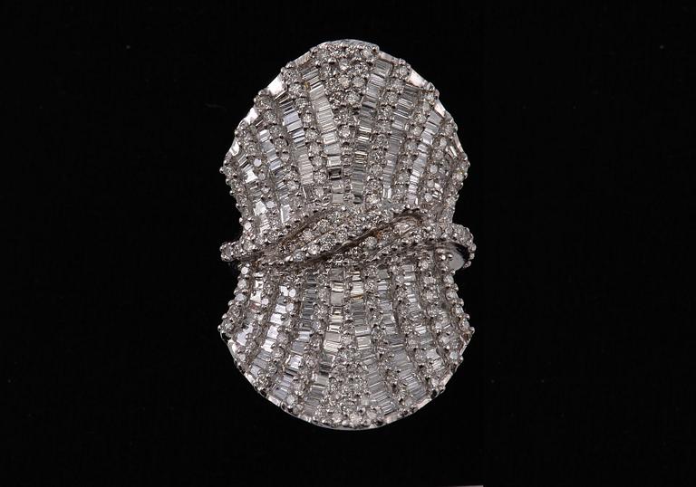RING, briljant- och baguetteslipade diamanter ca 3.58 ct. Vikt 11.9 g.